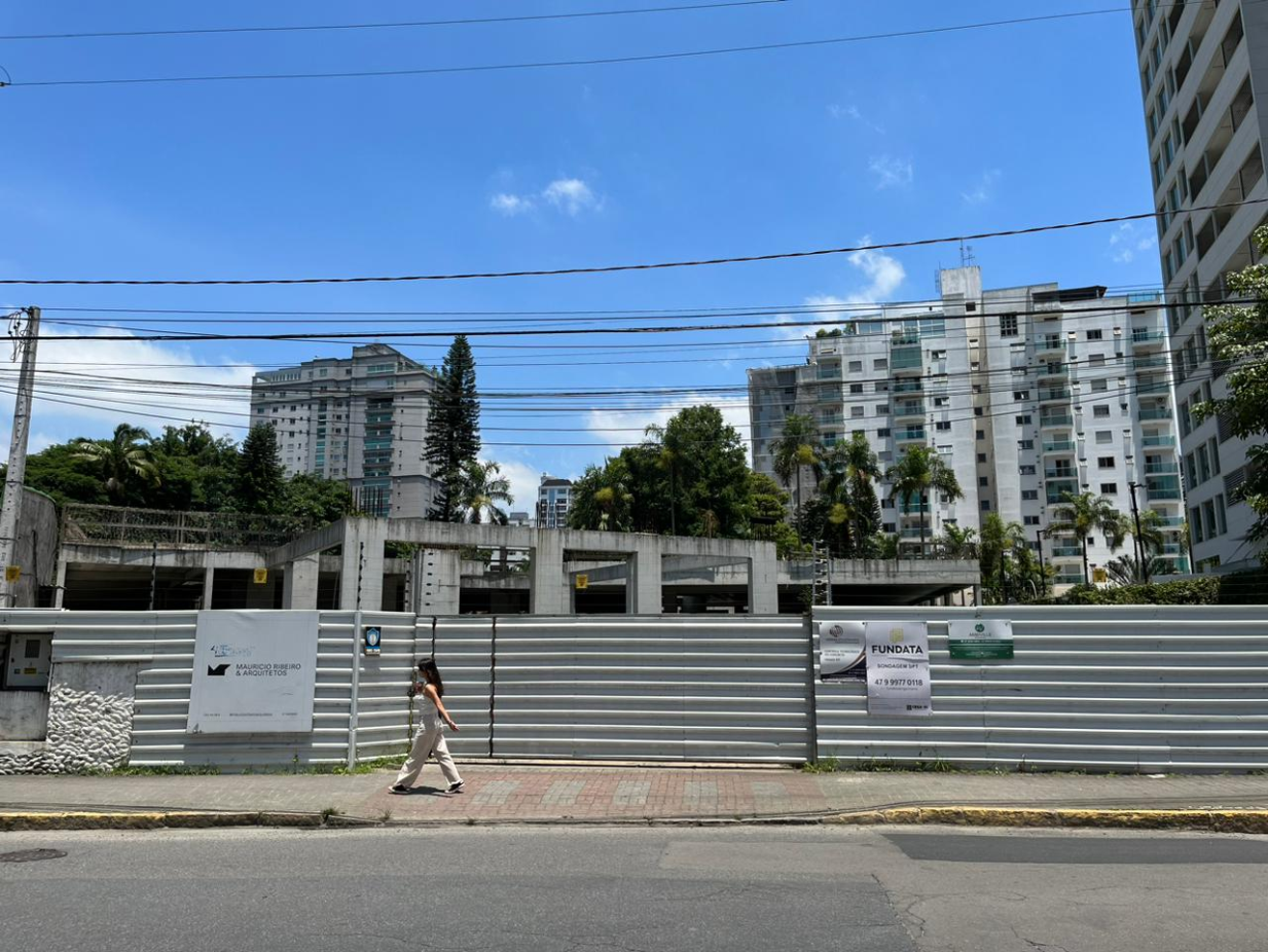 Obras chegaram a iniciar, mas foram paralisadas em novembro de 2022 (Foto: Lucas Paraizo, NSC Total)